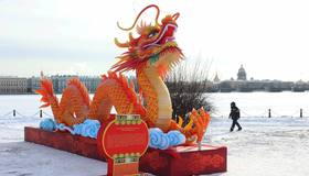 В Петропавловской крепости уже появились декорации к китайскому Новому году — вход украшают драконы, фонари и огненно-красные арки.