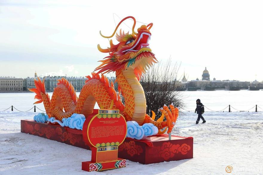 В Петропавловской крепости уже появились декорации к китайскому Новому году — вход украшают драконы, фонари и огненно-красные арки.