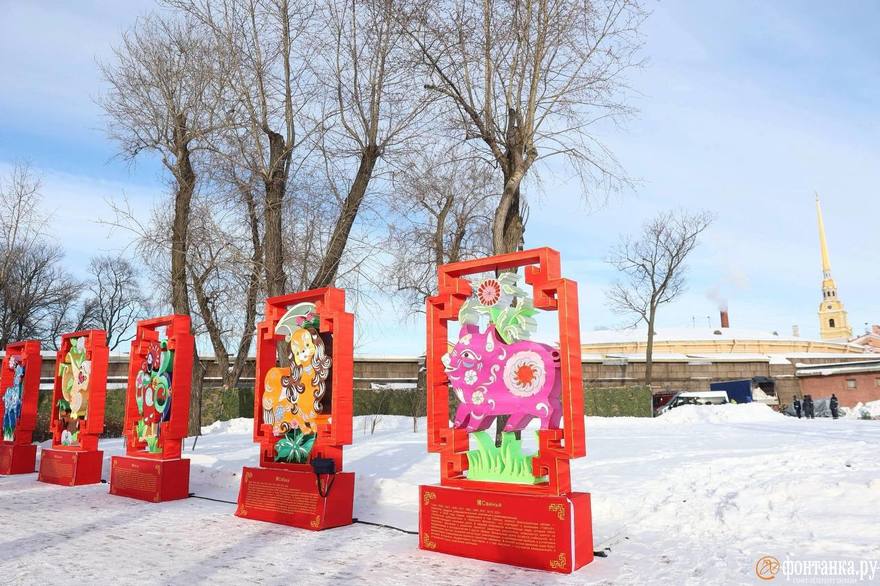 В Петропавловской крепости уже появились декорации к китайскому Новому году — вход украшают драконы, фонари и огненно-красные арки.