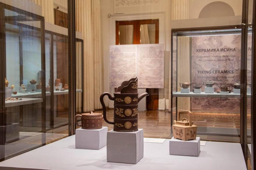 В Арапском зале Зимнего дворца показывают редкую китайскую керамику для чайных церемоний