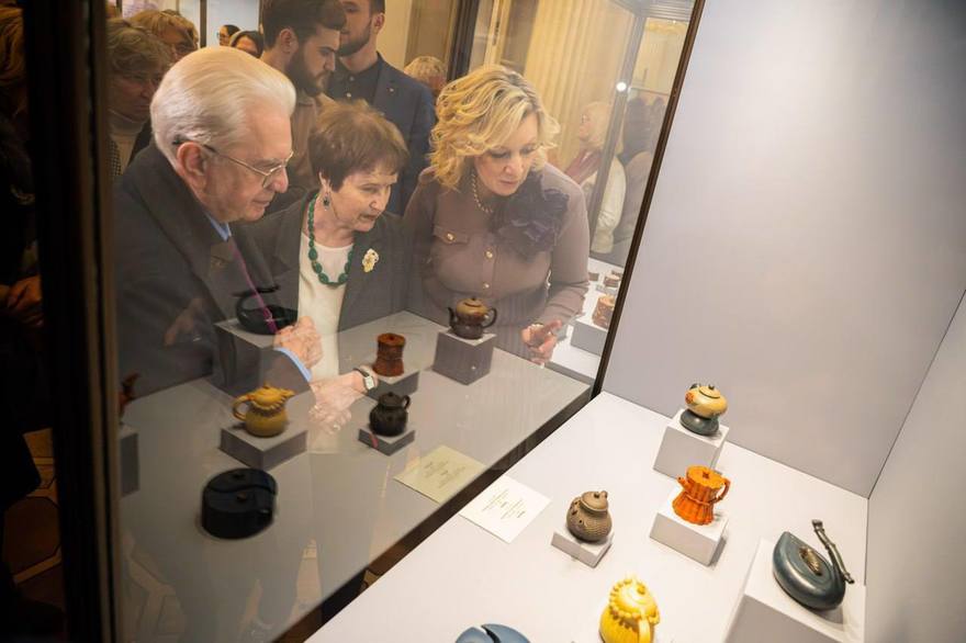 В Арапском зале Зимнего дворца показывают редкую китайскую керамику для чайных церемоний