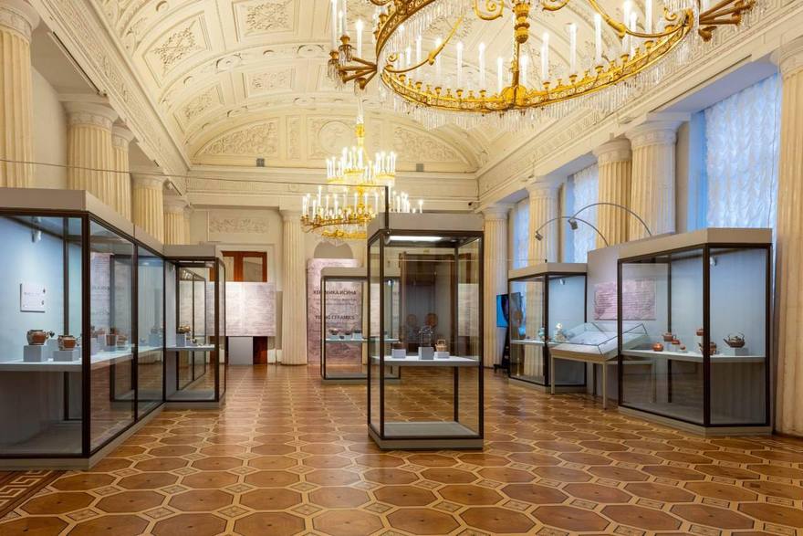 В Арапском зале Зимнего дворца показывают редкую китайскую керамику для чайных церемоний