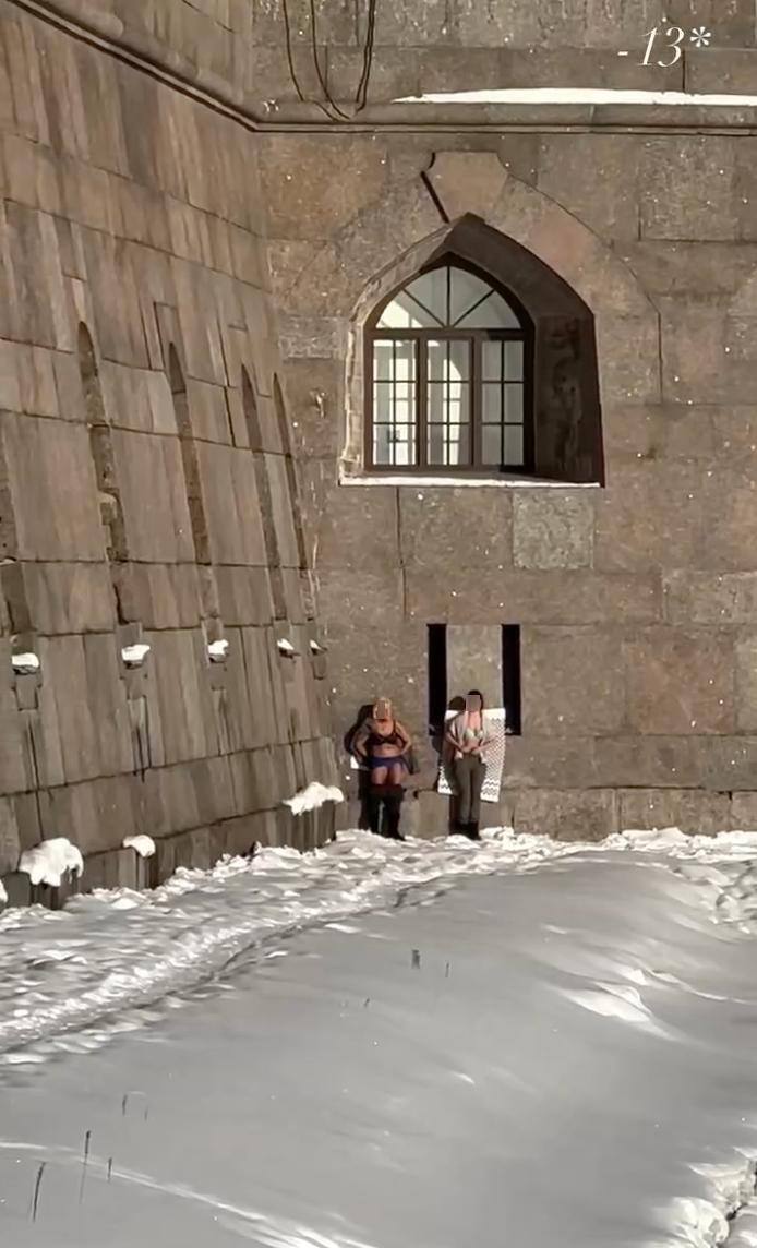Петербурженки, не боящиеся мороза, устроили солнечные ванны у стен Петропавловской крепости