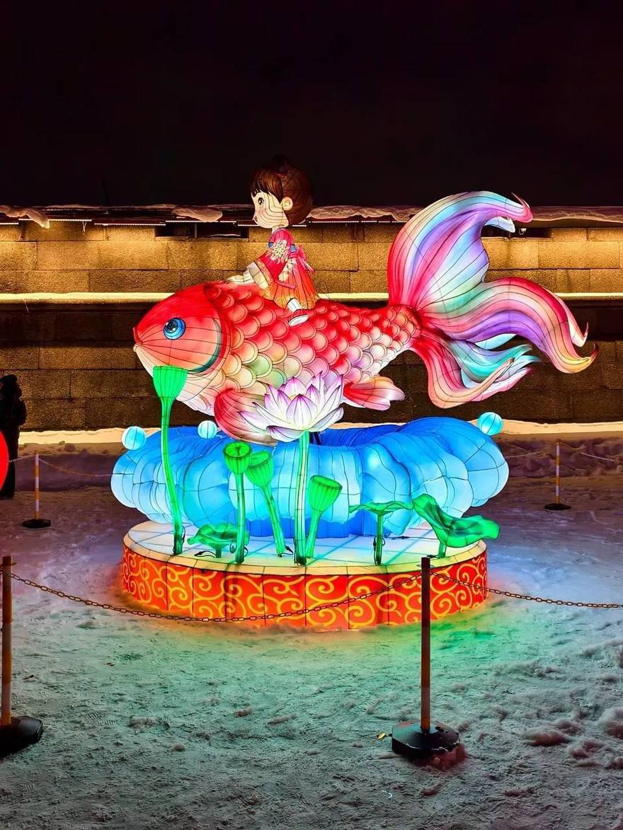 Фестиваль китайских фонарей превратил Заячий остров в небольшую китайскую вселенную — с драконами, пандами и Огненной Лошадью до четырёх метров высотой.