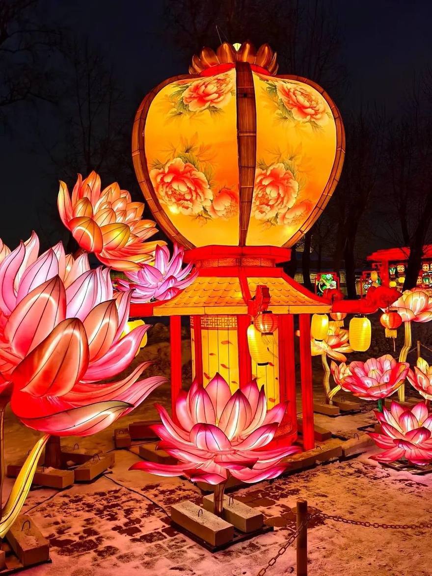 Фестиваль китайских фонарей превратил Заячий остров в небольшую китайскую вселенную — с драконами, пандами и Огненной Лошадью до четырёх метров высотой.