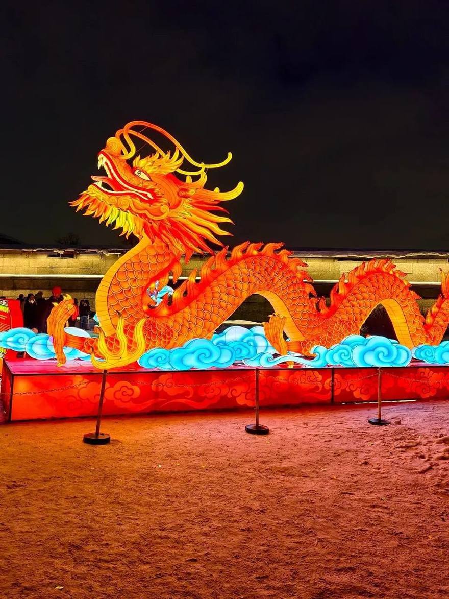 Фестиваль китайских фонарей превратил Заячий остров в небольшую китайскую вселенную — с драконами, пандами и Огненной Лошадью до четырёх метров высотой.