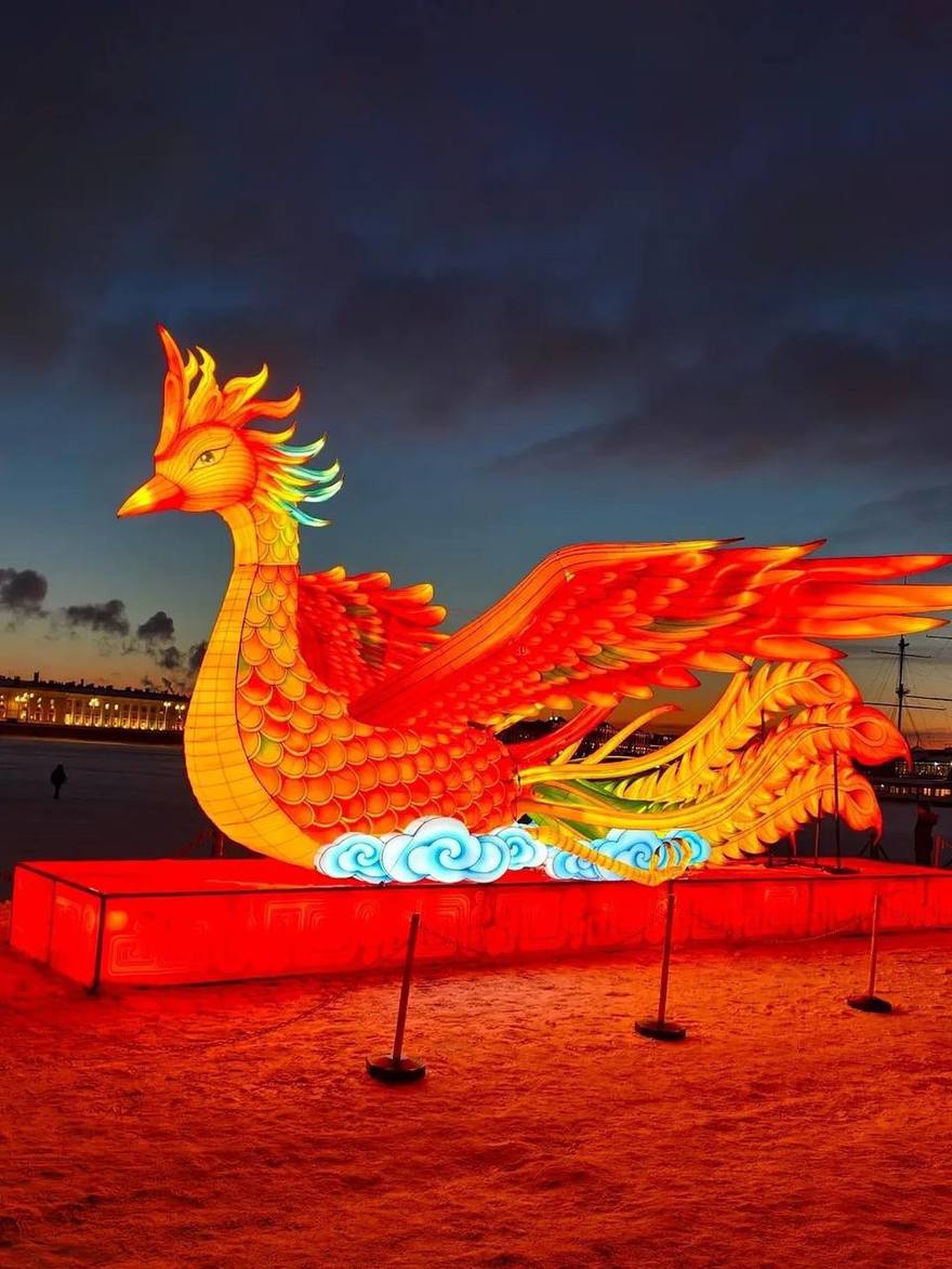 Фестиваль китайских фонарей превратил Заячий остров в небольшую китайскую вселенную — с драконами, пандами и Огненной Лошадью до четырёх метров высотой.