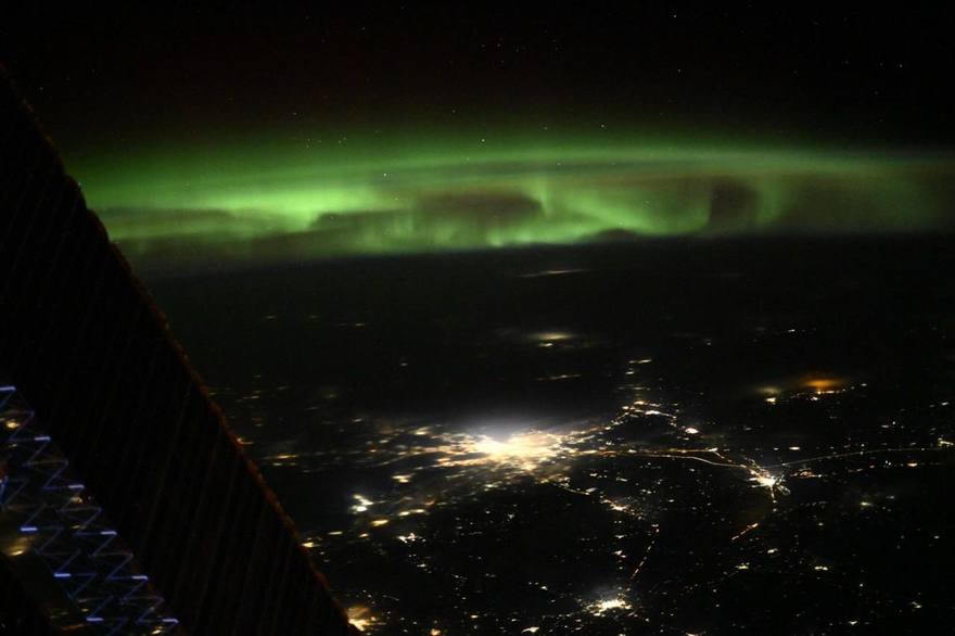 Северное сияние над Петербургом запечатлели космонавты с борта МКС.