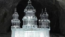 В горном парке «Рускеала» мастера из Петербурга создают ледовые скульптуры прямо в подземных штольнях 