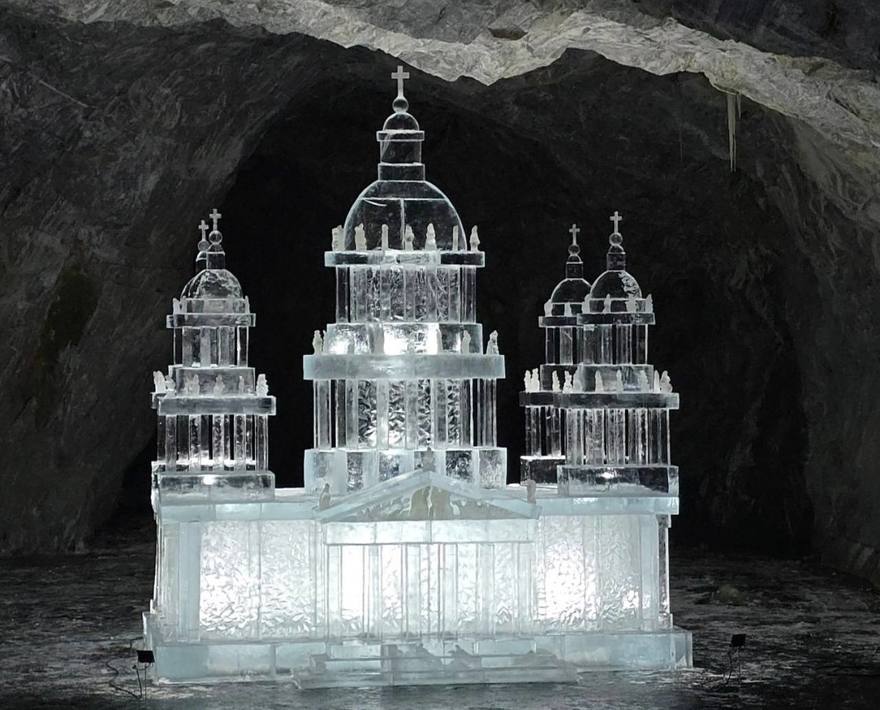 В горном парке «Рускеала» мастера из Петербурга создают ледовые скульптуры прямо в подземных штольнях 