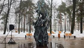 В Саду Милосердия открыли памятник медикам, отдавшим жизнь в борьбе с коронавирусом.