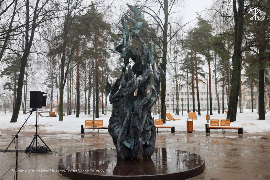 В Саду Милосердия открыли памятник медикам, отдавшим жизнь в борьбе с коронавирусом.