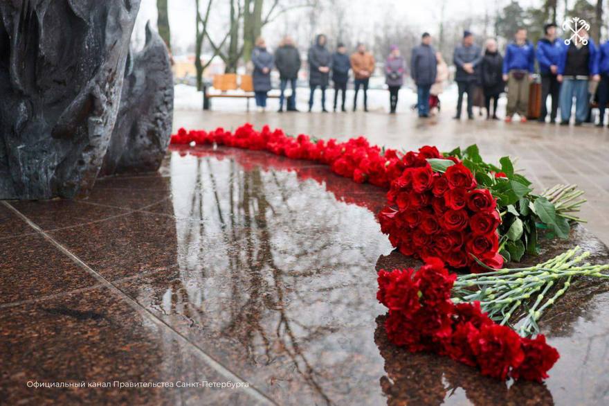 В Саду Милосердия открыли памятник медикам, отдавшим жизнь в борьбе с коронавирусом.