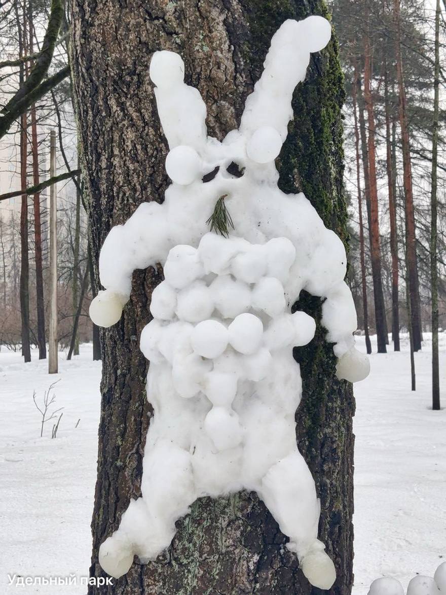 Петербуржцы делятся своими талантами в лепке снеговиков в Удельном парке.