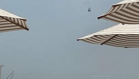 Российские туристы в Дубае продолжают летать на парашютах, несмотря на ракетные обстрелы, сообщают СМИ.