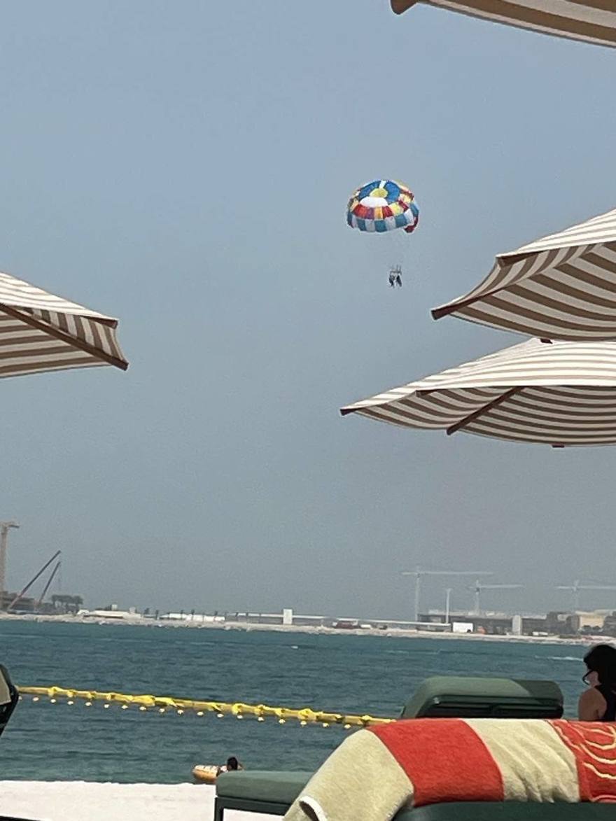 Российские туристы в Дубае продолжают летать на парашютах, несмотря на ракетные обстрелы, сообщают СМИ.