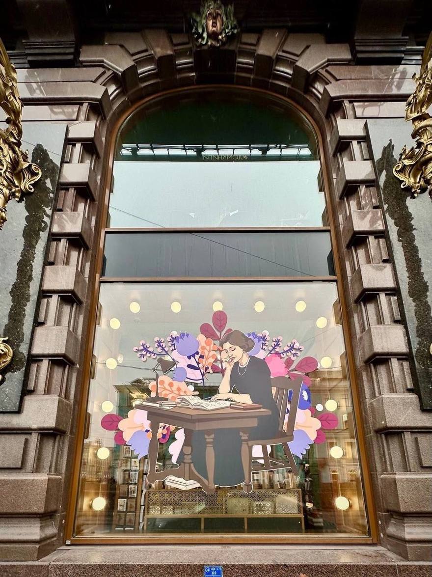 Дом книги украсили портретами известных писательниц к 8 Марта