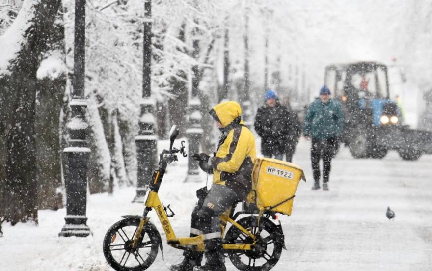 Власти обсуждают ограничение движения электровелосипедов по тротуарам 