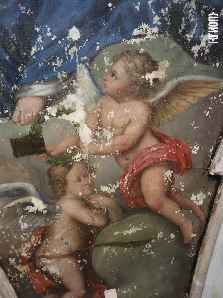 В Смольном во время реставрации нашли росписи XVIII века с ликами святых