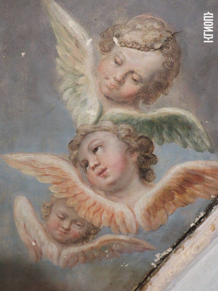 В Смольном во время реставрации нашли росписи XVIII века с ликами святых