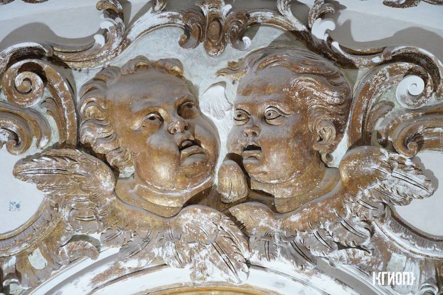 В Смольном во время реставрации нашли росписи XVIII века с ликами святых