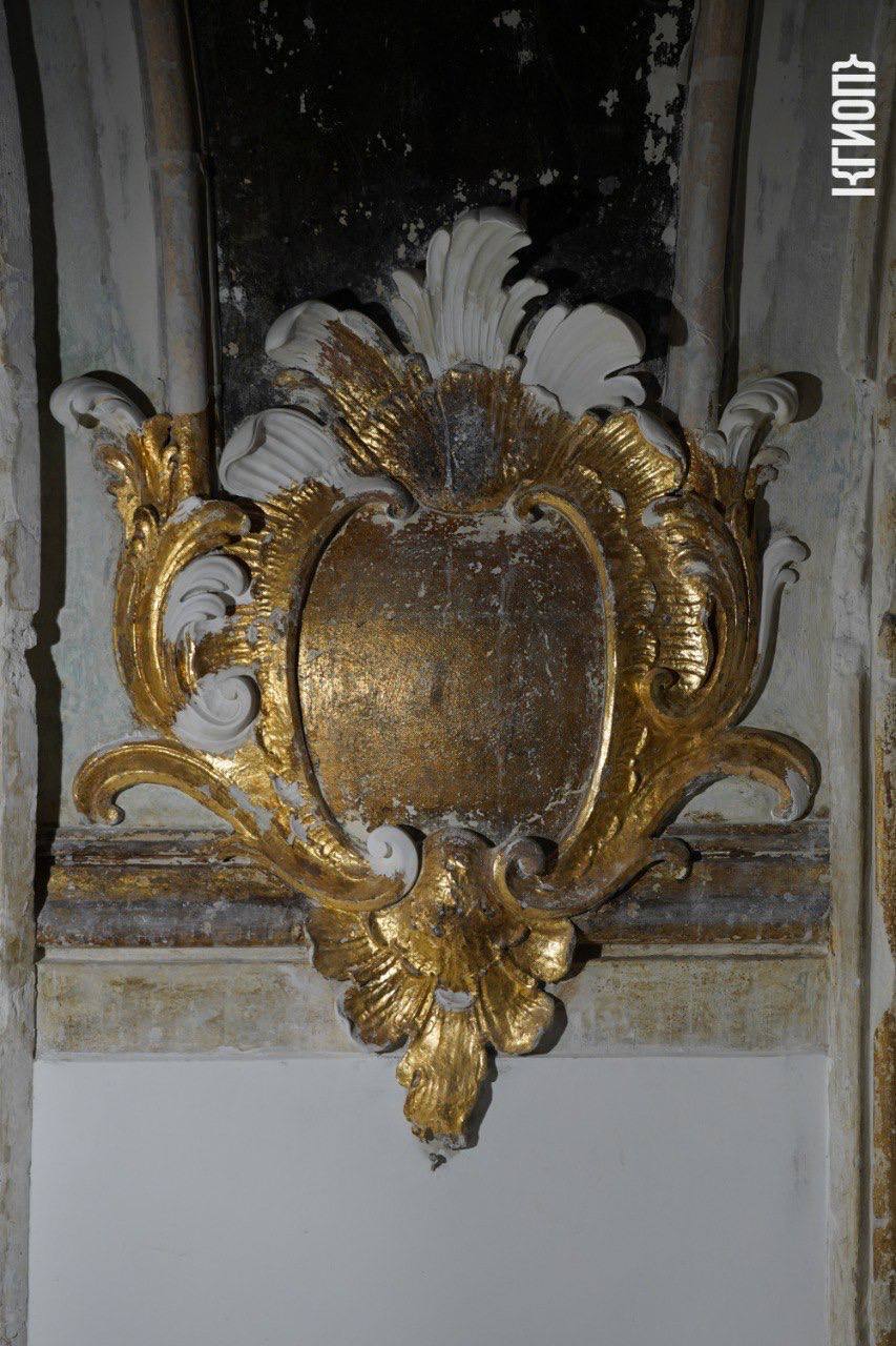 В Смольном во время реставрации нашли росписи XVIII века с ликами святых