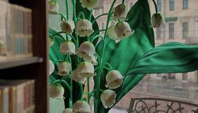 В Доме Книги появилось праздничное оформление к 8 Марта. Среди деталей — портреты писательниц в витринах и фотозона с ландышами внутри.