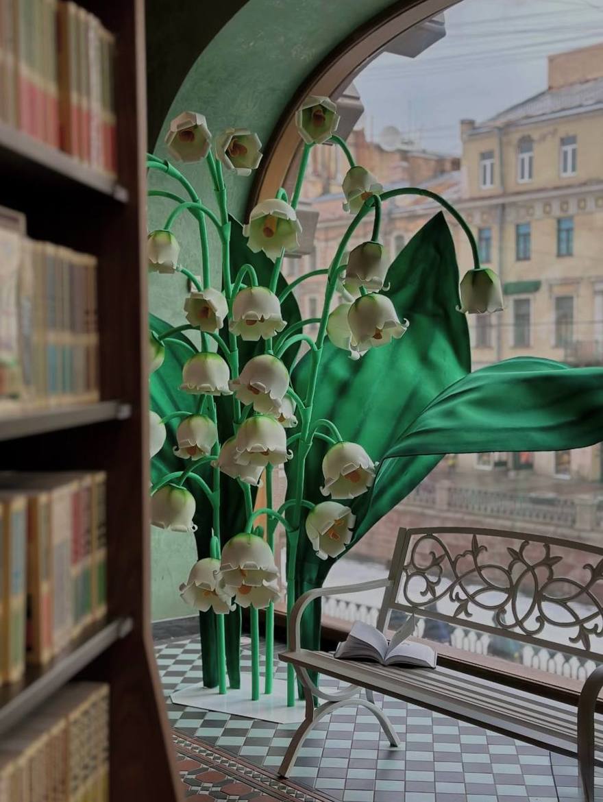 В Доме Книги появилось праздничное оформление к 8 Марта. Среди деталей — портреты писательниц в витринах и фотозона с ландышами внутри.