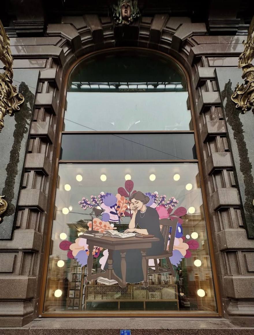 В Доме Книги появилось праздничное оформление к 8 Марта. Среди деталей — портреты писательниц в витринах и фотозона с ландышами внутри.