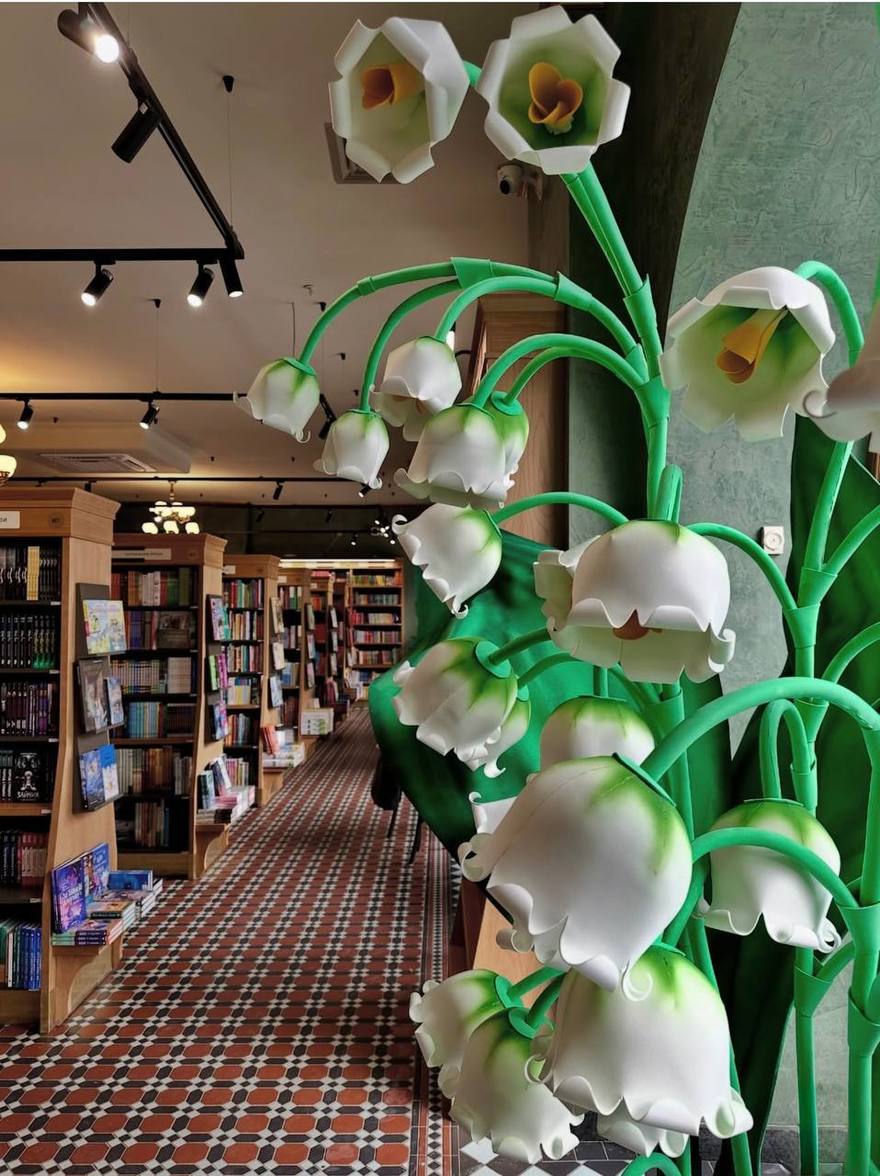 В Доме Книги появилось праздничное оформление к 8 Марта. Среди деталей — портреты писательниц в витринах и фотозона с ландышами внутри.