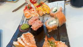 В Петербурге работает ресторан, где суши и роллы приезжают к столу на конвейере