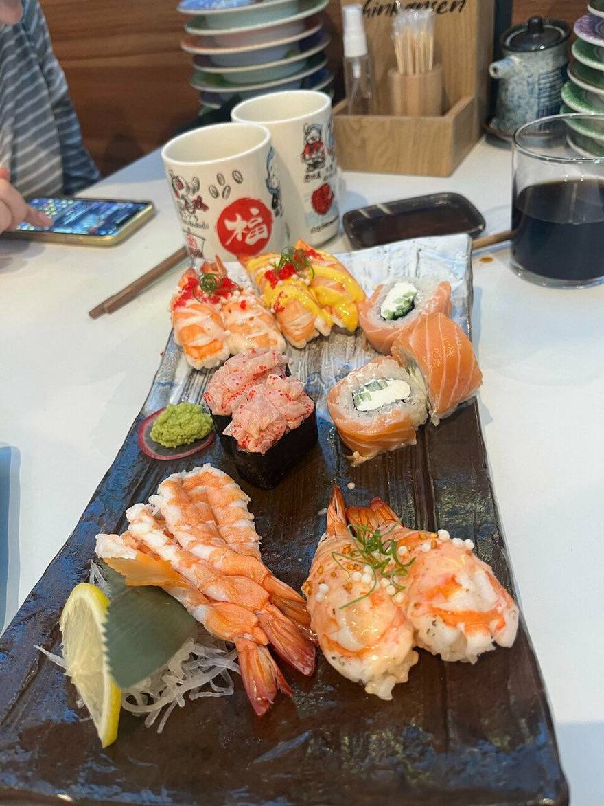 В Петербурге работает ресторан, где суши и роллы приезжают к столу на конвейере