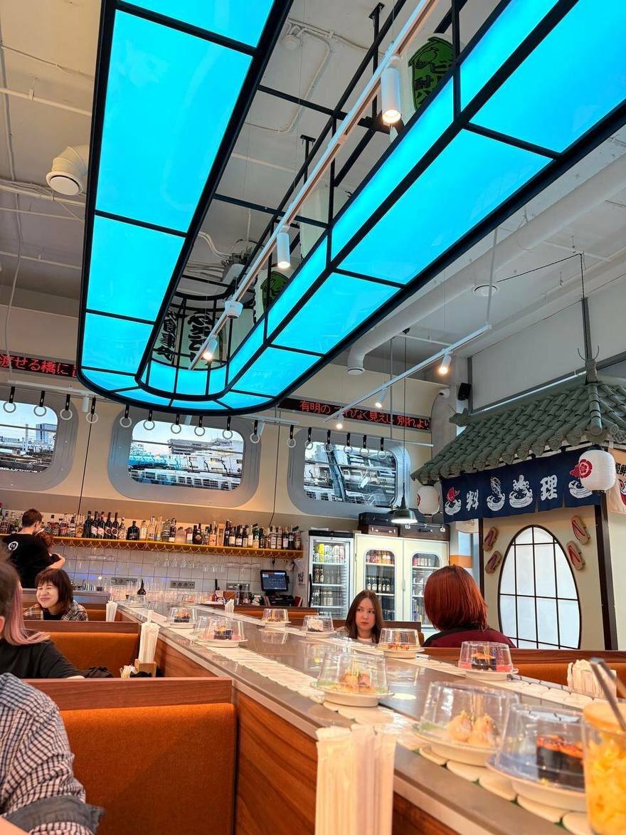 В Петербурге работает ресторан, где суши и роллы приезжают к столу на конвейере