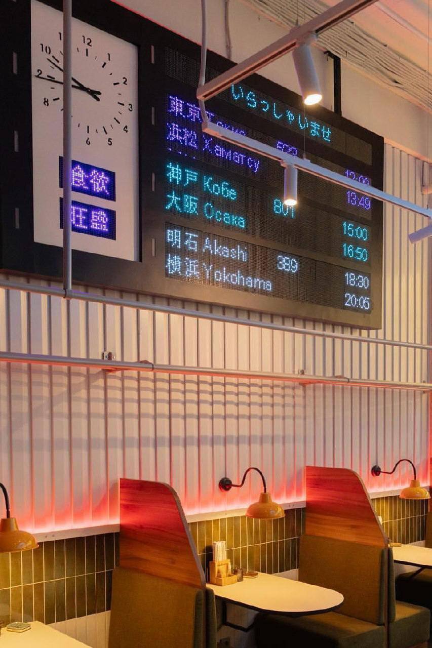 В Петербурге работает ресторан, где суши и роллы приезжают к столу на конвейере