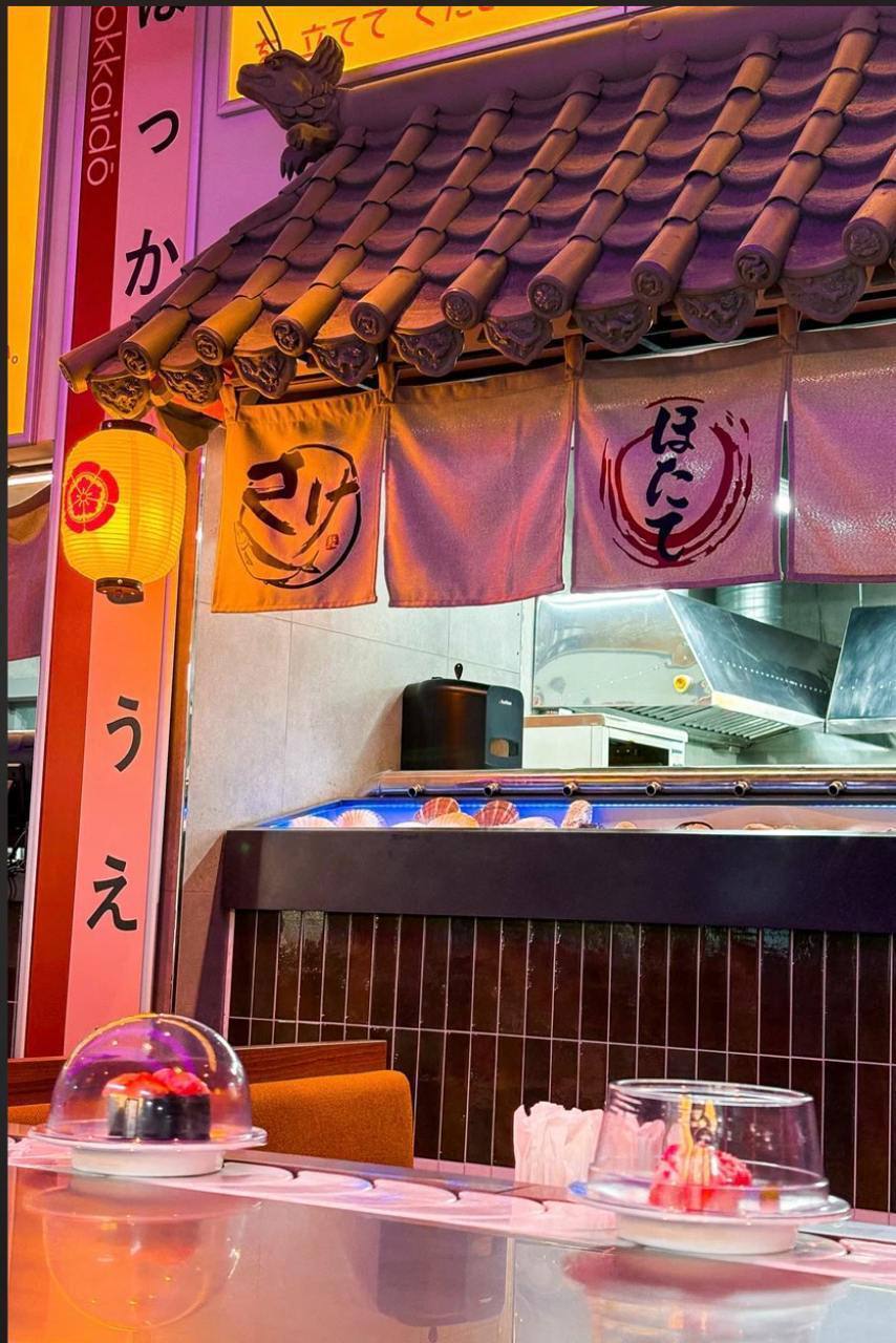 В Петербурге работает ресторан, где суши и роллы приезжают к столу на конвейере