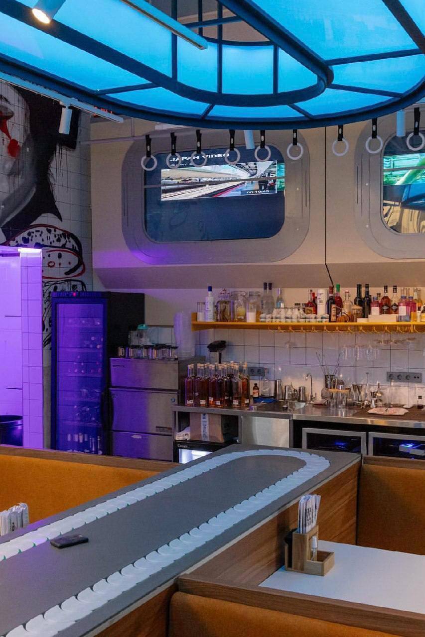 В Петербурге работает ресторан, где суши и роллы приезжают к столу на конвейере