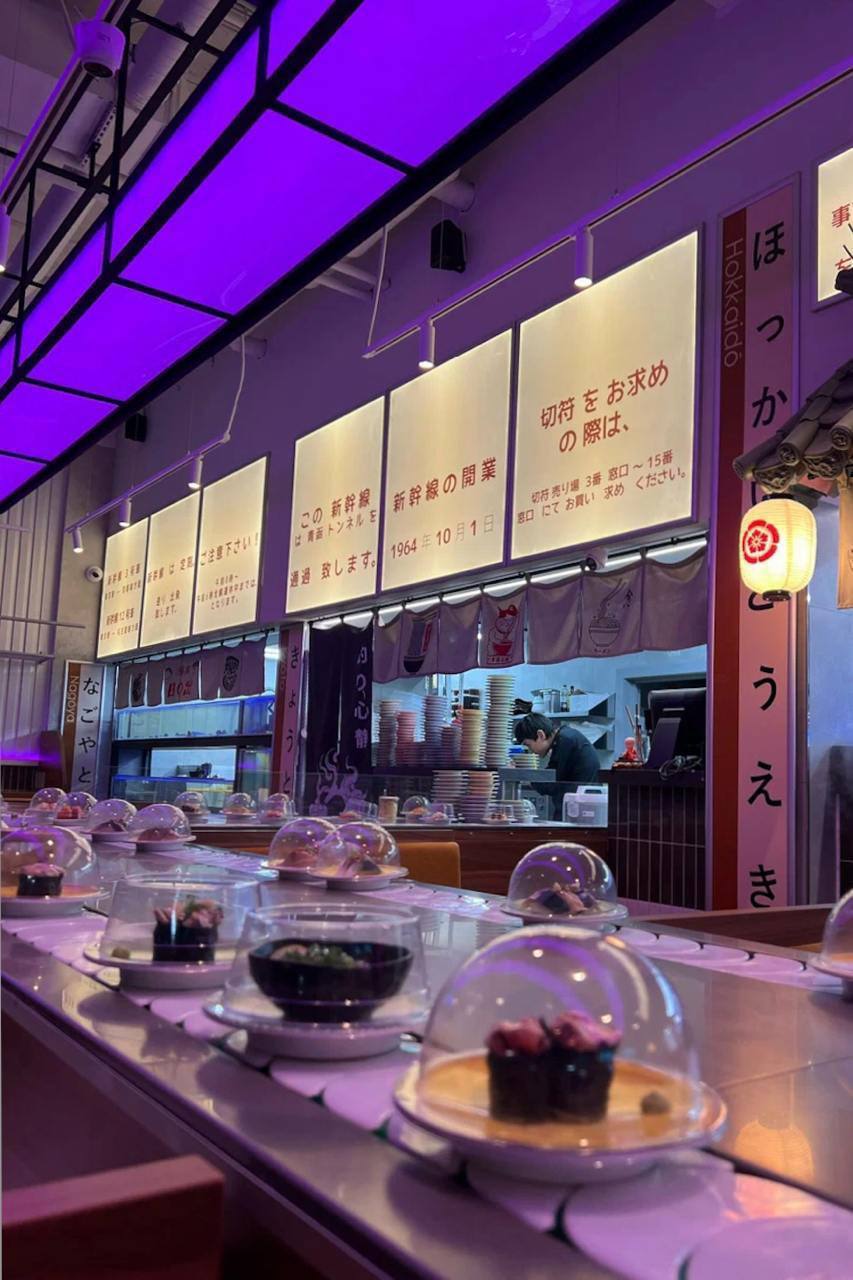 В Петербурге работает ресторан, где суши и роллы приезжают к столу на конвейере