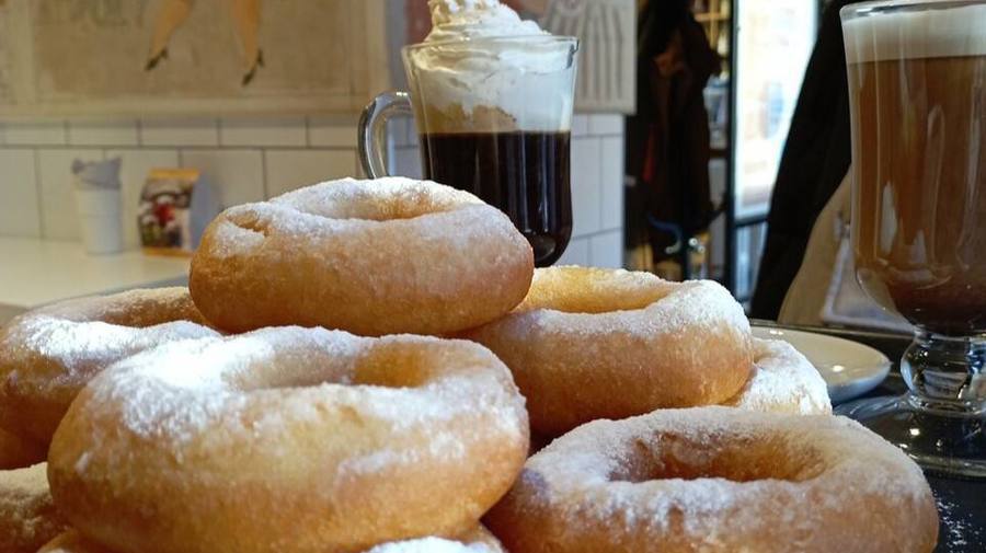 В «Пышечке» на Гороховой именинников угощают пышками: сколько лет исполнилось, столько и подарят. Для этого нужно заглянуть в кафе в свой день рождения с документом.