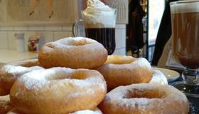 В «Пышечке» на Гороховой именинников угощают пышками: сколько лет исполнилось, столько и подарят. Для этого нужно заглянуть в кафе в свой день рождения с документом.