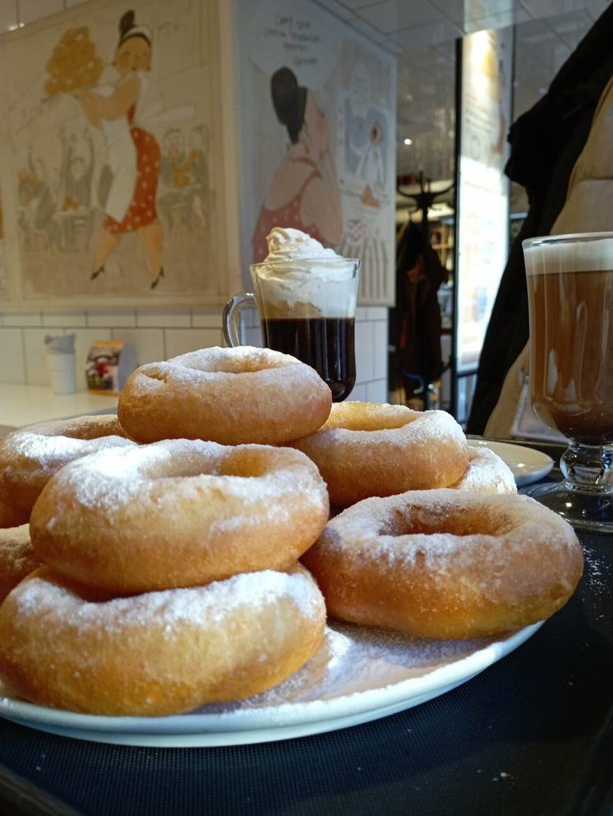 В «Пышечке» на Гороховой именинников угощают пышками: сколько лет исполнилось, столько и подарят. Для этого нужно заглянуть в кафе в свой день рождения с документом.