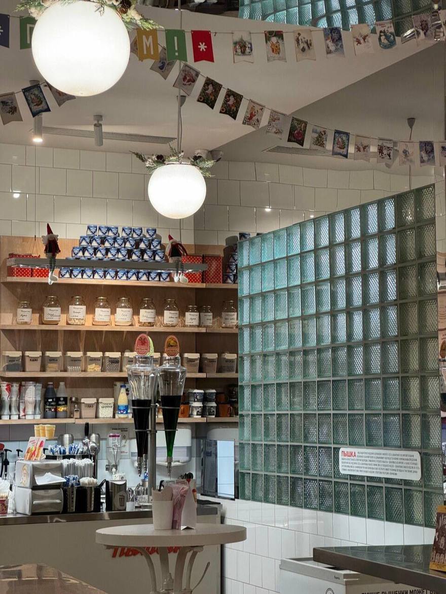 В «Пышечке» на Гороховой именинников угощают пышками: сколько лет исполнилось, столько и подарят. Для этого нужно заглянуть в кафе в свой день рождения с документом.