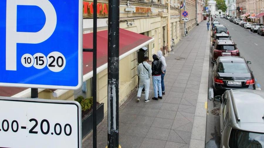 В центре Петербурга могут поднять стоимость парковки на пяти муниципальных автостоянках.