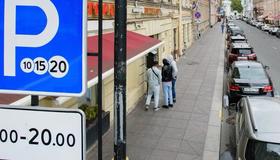 В центре Петербурга могут поднять стоимость парковки на пяти муниципальных автостоянках.