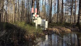 Скульптуру белого пиксельного кролика установили в парке Сосновка.