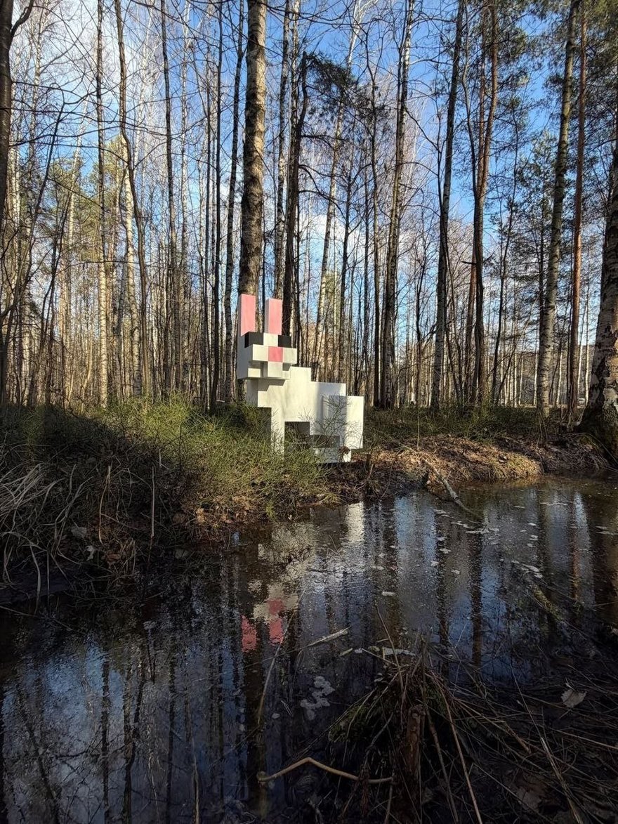 Скульптуру белого пиксельного кролика установили в парке Сосновка.