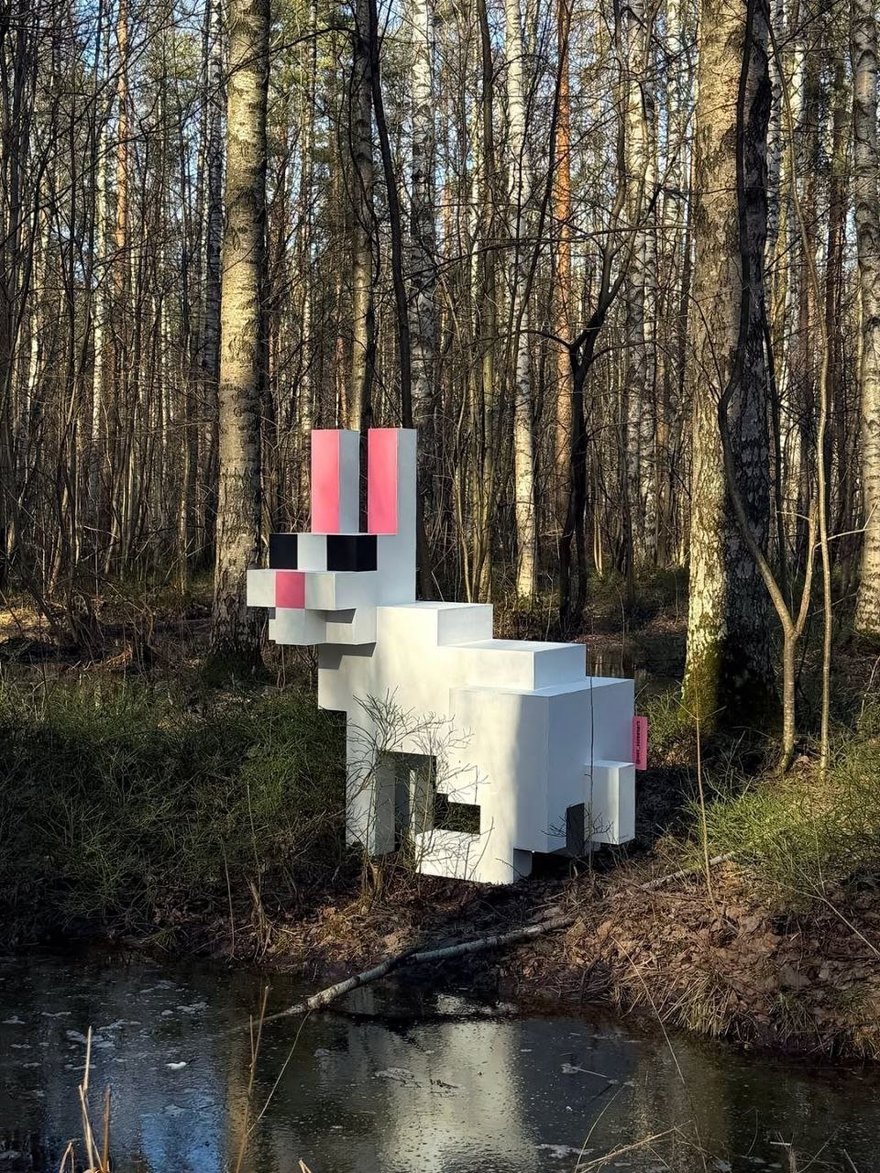 Скульптуру белого пиксельного кролика установили в парке Сосновка.