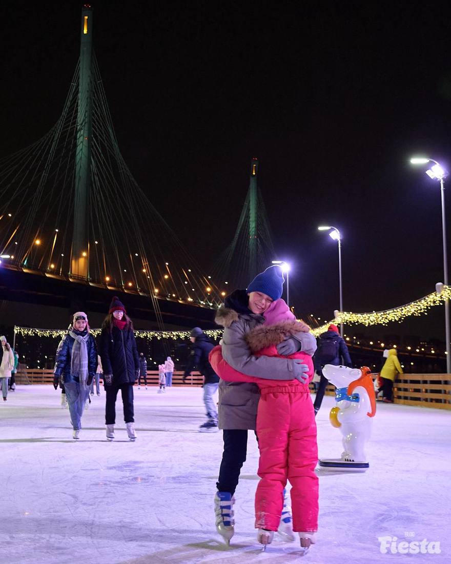 За зимний сезон 2025/2026 «Каток у Флагштока» посетили более 1 000 000 человек, а летом на этом месте появляются трасса для роликов и скейт‑парк.