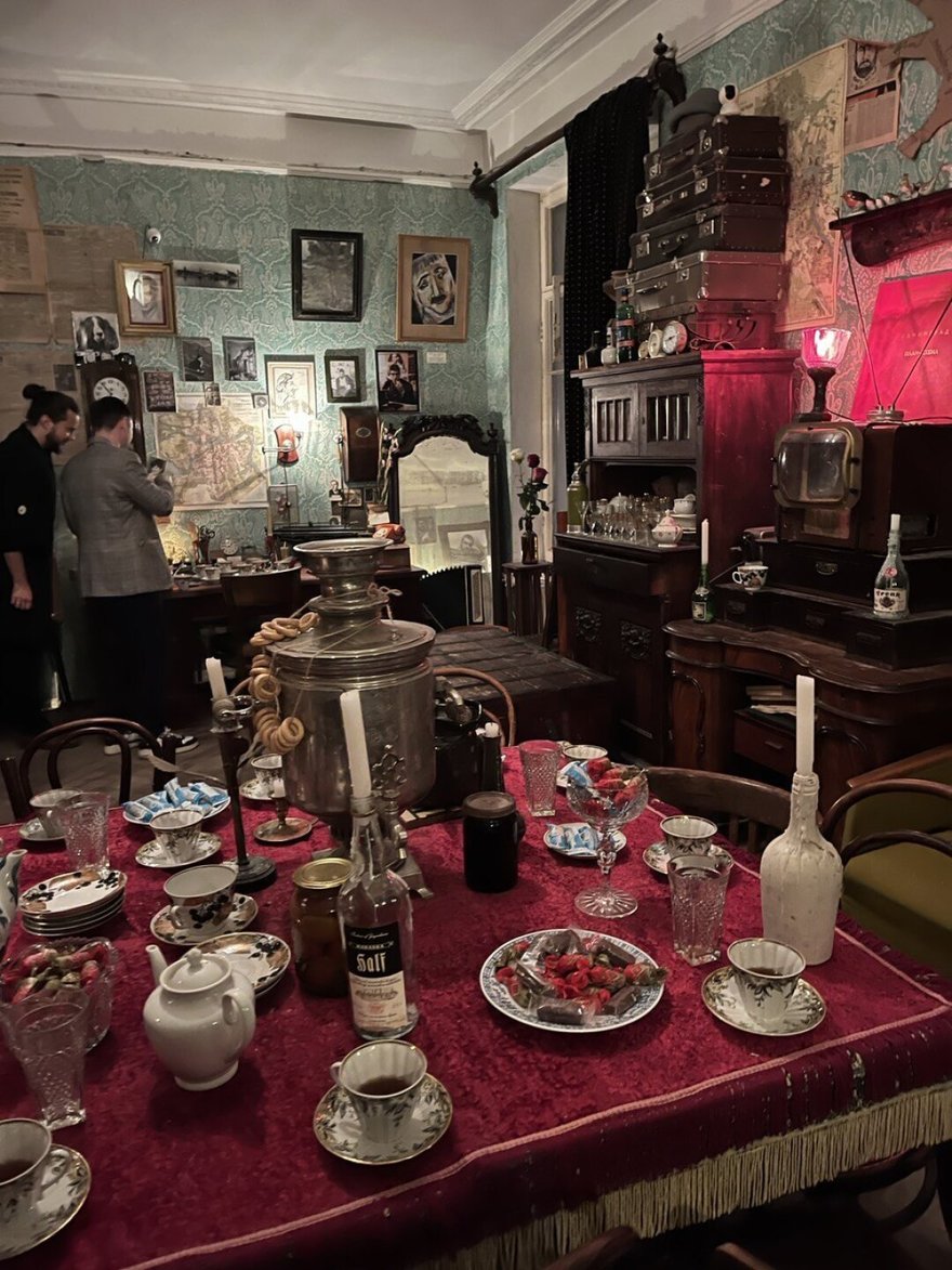 Спектакль-экскурсия «Не прощаюсь, звони!» в квартире Довлатова