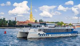 В Петербурге официально стартовал туристический сезон. Первые теплоходы компании «Нева Тревел» отправились от Сенатской пристани вчера в 18:00. Навигация открыта!