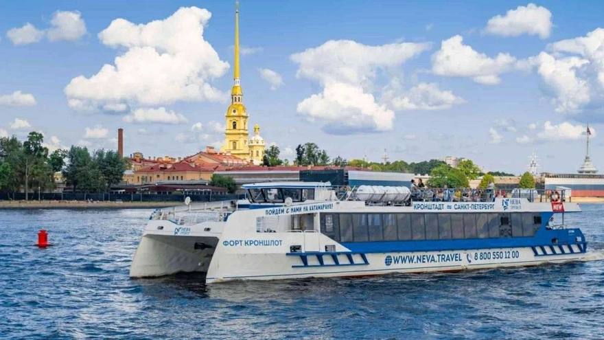 В Петербурге официально стартовал туристический сезон. Первые теплоходы компании «Нева Тревел» отправились от Сенатской пристани вчера в 18:00. Навигация открыта!